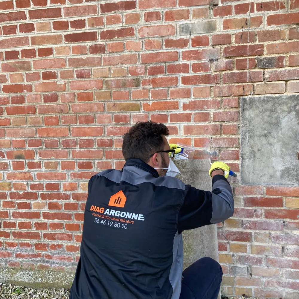 Prélèvement amiante avec protections EPI