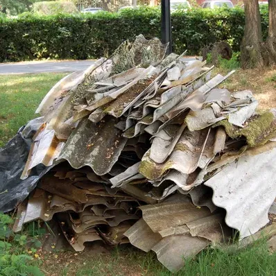 Dépôt de déchets amiantés sur le terrain